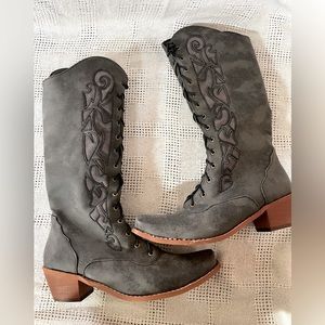 Retro Victorian style Lace up knee high western detail boots size 9.5